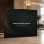 Ścianka Premium 250 × 230 cm ustawiona we wnętrzu